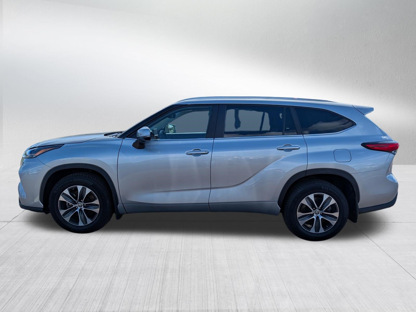 Used 2023 Toyota Highlander XLE AWD/4WD image 4