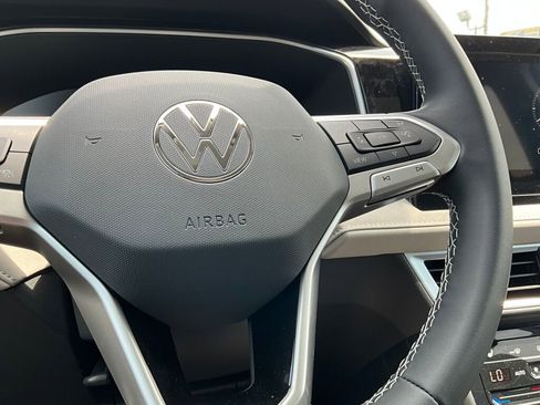 New 2025 Volkswagen Taos SE image 20