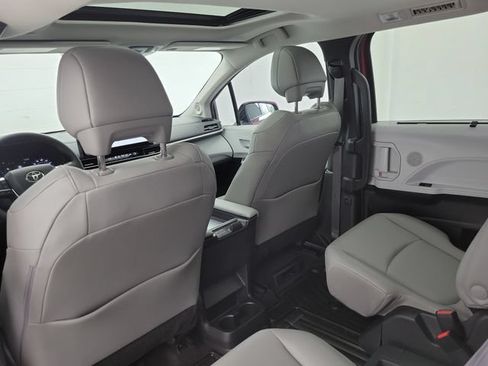 Used 2025 Toyota Sienna XLE w/ XLE Plus Package FWD image 15