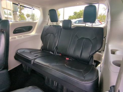 Used 2019 Chrysler Pacifica Limited w/ Advanced Safetytec Group FWD image 16