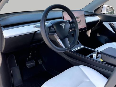 Used 2022 Tesla Model Y Long Range AWD/4WD image 15