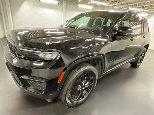 Used 2025 Jeep Grand Cherokee Altitude AWD/4WD image 1