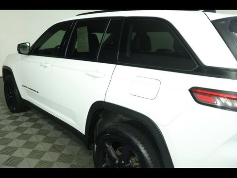 Used 2023 Jeep Grand Cherokee Limited w/ Black Appearance Package image 18