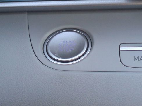 Used 2025 Hyundai Elantra Limited image 27