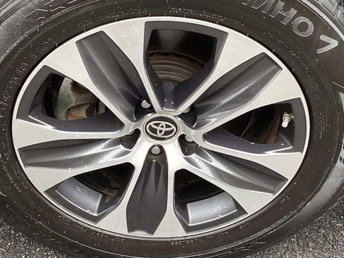 Used 2020 Toyota Highlander XLE image 26