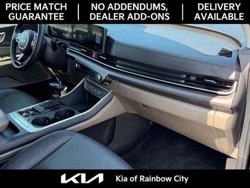 Used 2025 Kia Carnival EX image 18