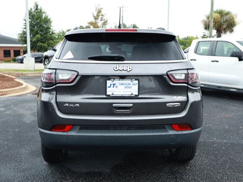 Used 2022 Jeep Compass Latitude w/ Sun and Sound Group AWD/4WD image 7