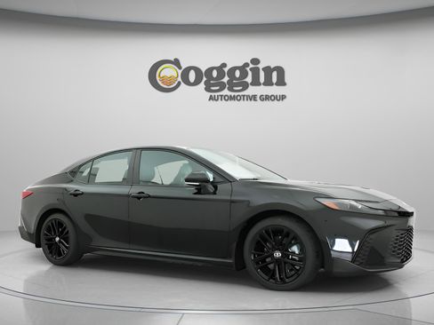 Used 2025 Toyota Camry SE image 28