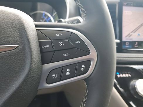 Used 2024 Chrysler Pacifica Select image 19