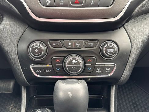 Used 2019 Jeep Cherokee Trailhawk AWD/4WD image 31
