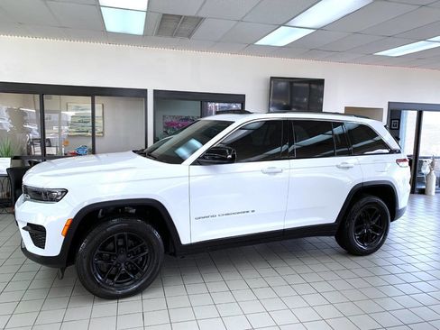 Used 2023 Jeep Grand Cherokee Laredo w/ Luxury Tech Group I AWD/4WD image 3