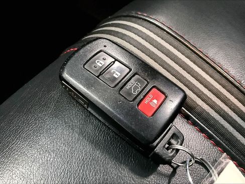 Used 2019 Toyota Highlander SE image 17