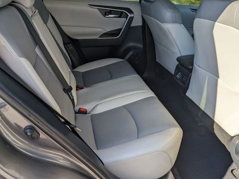 Used 2019 Toyota RAV4 XLE Premium image 31