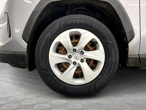 Used 2019 Toyota RAV4 LE image 9