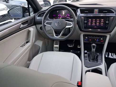 Used 2023 Volkswagen Tiguan SE R-Line FWD image 10