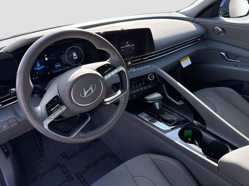 Certified 2025 Hyundai Elantra SEL image 9