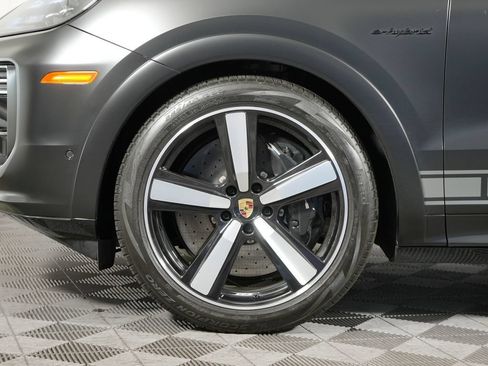 Certified 2024 Porsche Cayenne Turbo AWD/4WD image 16