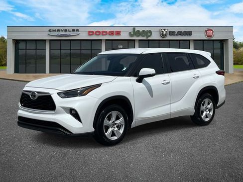 Used 2023 Toyota Highlander LE FWD image 8