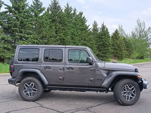 Used 2025 Jeep Wrangler Unlimited Sahara AWD/4WD image 6