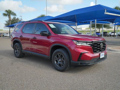 Used 2025 Honda Pilot TrailSport image 3