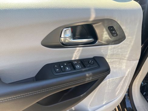 Used 2024 Chrysler Pacifica Touring-L FWD image 10