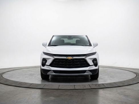 Used 2025 Chevrolet Blazer LT FWD image 2