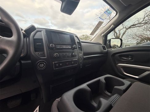 Used 2022 Nissan Titan SV image 14