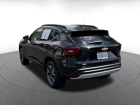 Used 2025 Chevrolet Trax LT w/ LT Convenience Package FWD image 9