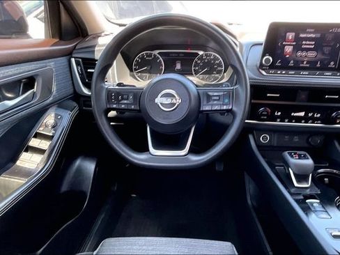 Used 2023 Nissan Rogue SV FWD image 4