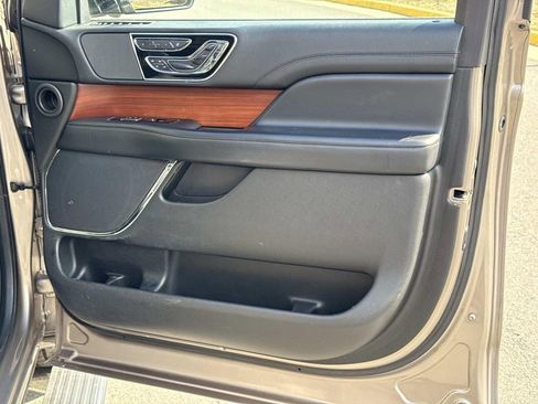 Used 2018 Lincoln Navigator L Reserve w/ Technology Package image 16