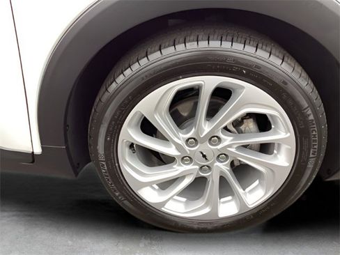 Used 2022 Chevrolet Bolt EUV LT w/ Driver Confidence Package image 12