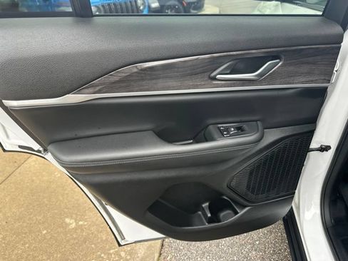 Used 2023 Jeep Grand Cherokee Limited AWD/4WD image 26