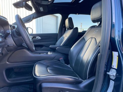 Used 2025 Chrysler Pacifica Limited FWD image 29
