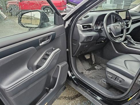 Used 2023 Toyota Highlander XLE image 17