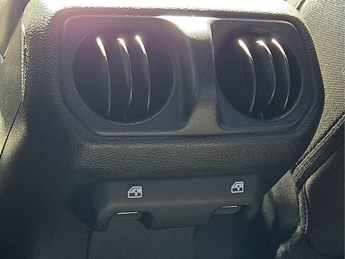 Used 2023 Jeep Gladiator Sport AWD/4WD image 11