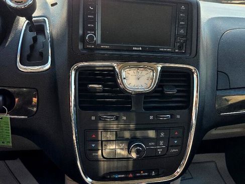 Used 2013 Chrysler Town & Country Touring image 21