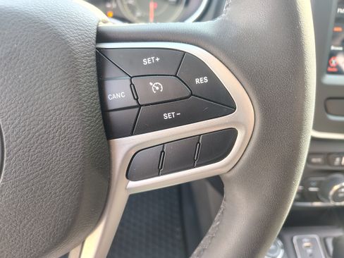 Certified 2022 Jeep Cherokee Latitude w/ Sun & Sound Group AWD/4WD image 21