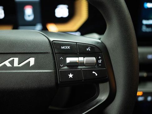 Used 2025 Kia K4 LXS image 23
