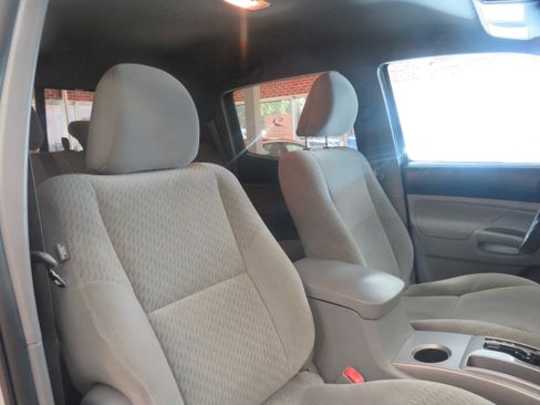 Used 2010 Toyota Tacoma PreRunner image 28