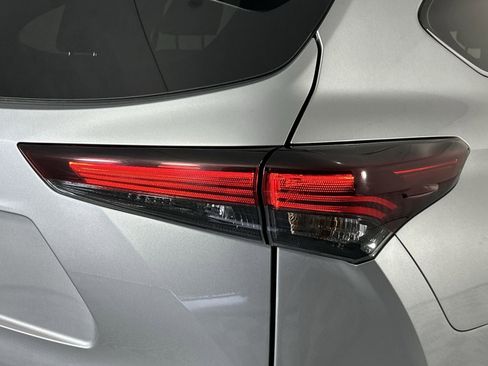 Used 2025 Toyota Highlander LE FWD image 25