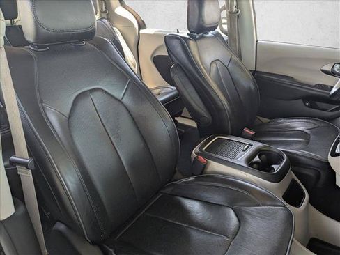 Used 2018 Chrysler Pacifica Limited w/ Advanced Safetytec Group FWD image 25