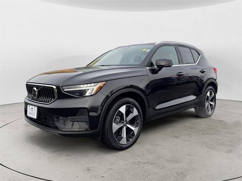 Certified 2025 Volvo XC40 B5 Core image 2