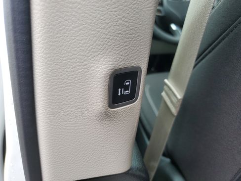 Used 2023 Chrysler Voyager LX image 15