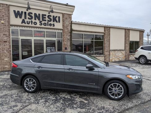 Used 2019 Ford Fusion SE FWD image 2