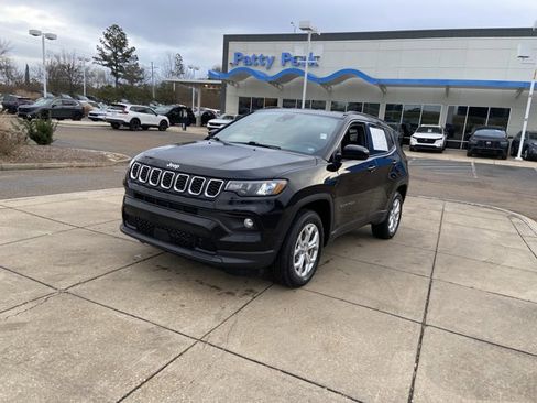 Used 2024 Jeep Compass Latitude image 4