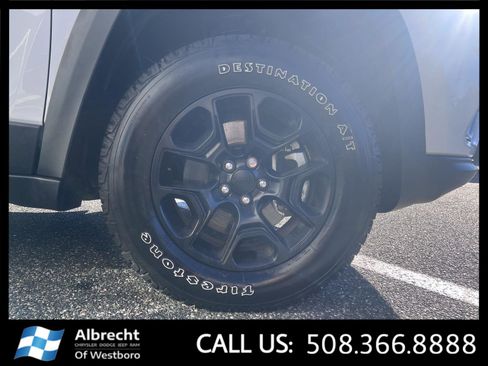 Used 2022 Jeep Cherokee Latitude w/ Sun & Sound Group image 35