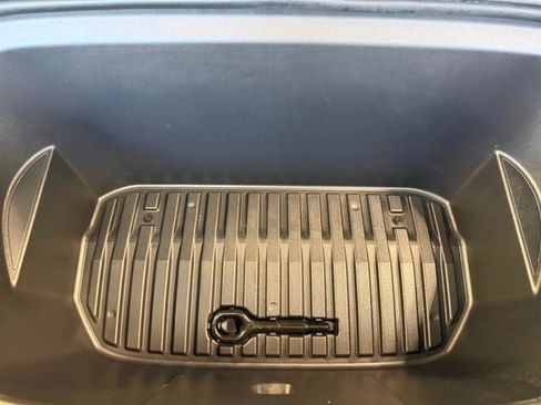 Used 2023 Tesla Model Y Long Range AWD/4WD image 40