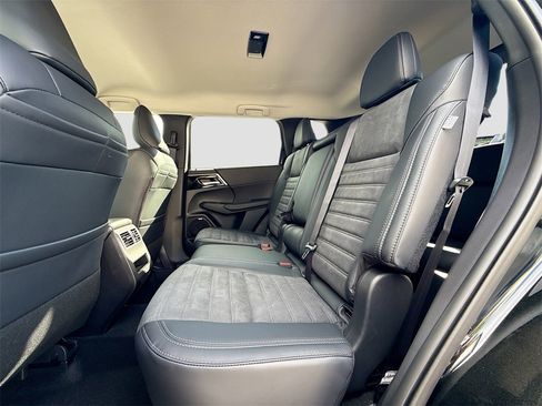 New 2025 Mitsubishi Outlander SE image 25