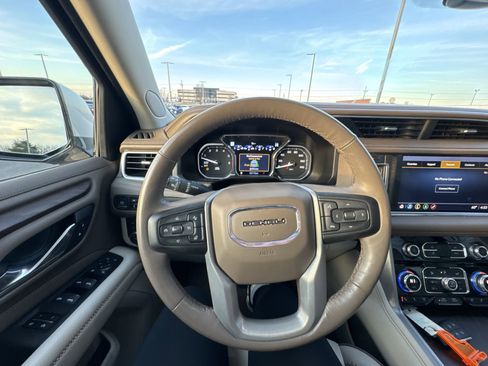 Used 2021 GMC Yukon XL Denali w/ Denali Premium Package image 14