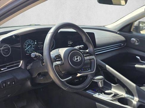 Used 2025 Hyundai Elantra Limited image 9